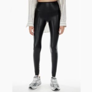 Aritzia Wilfred Free Daria faux-leather pants. 🖤